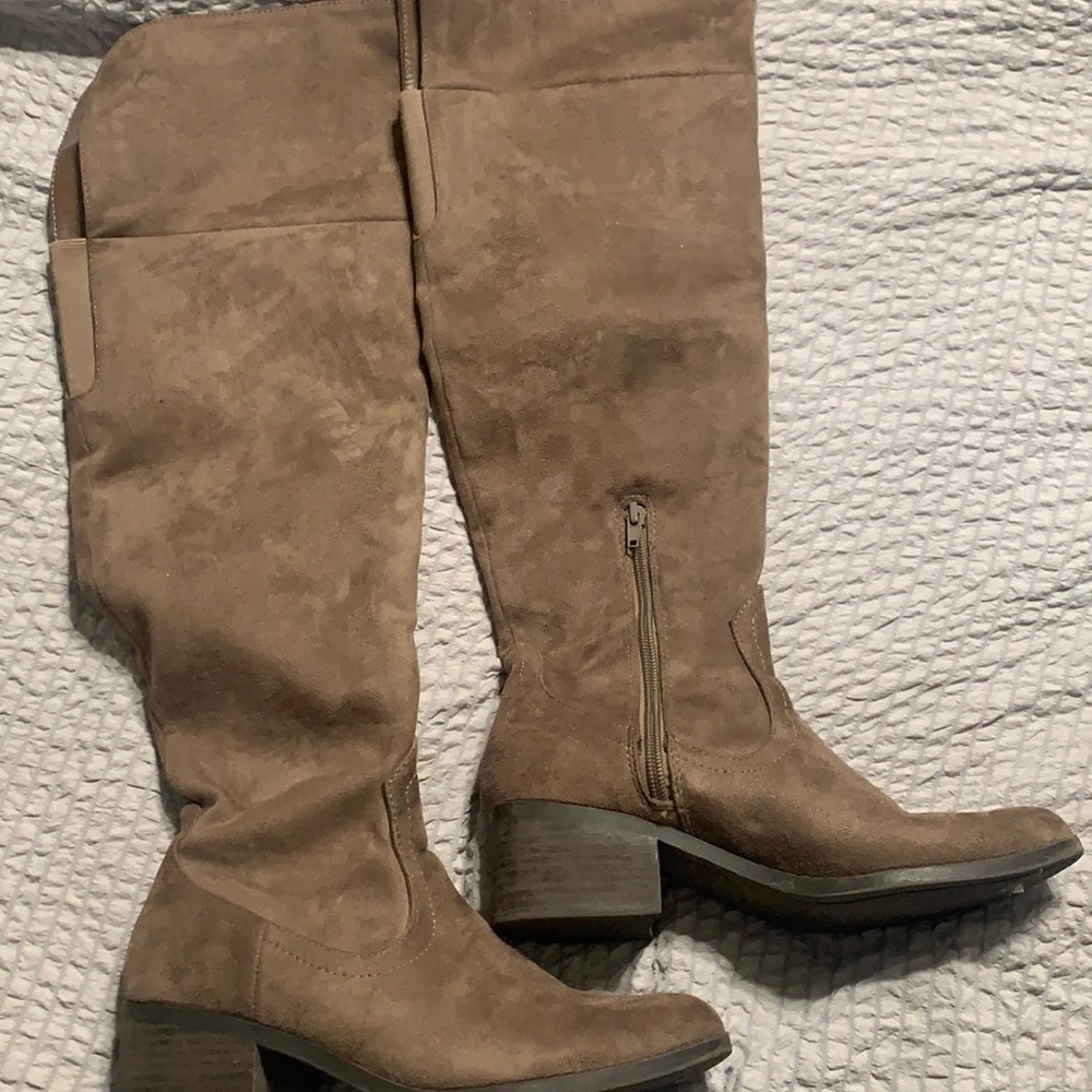 Above the knee boots, brown with a hint of grey size 6.5. Super comfortable!